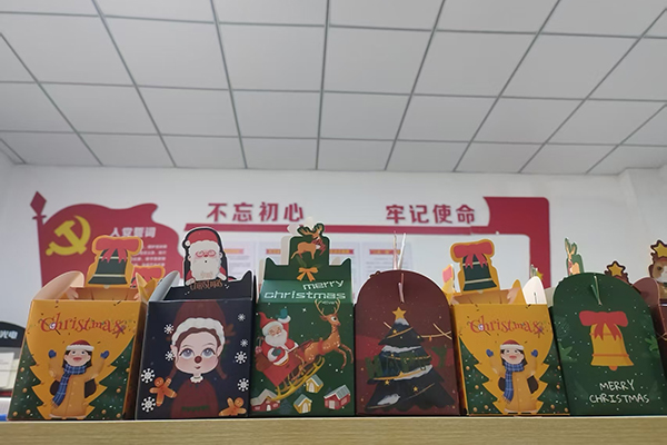 “平安”—— 一份礼物背后的温暖承诺